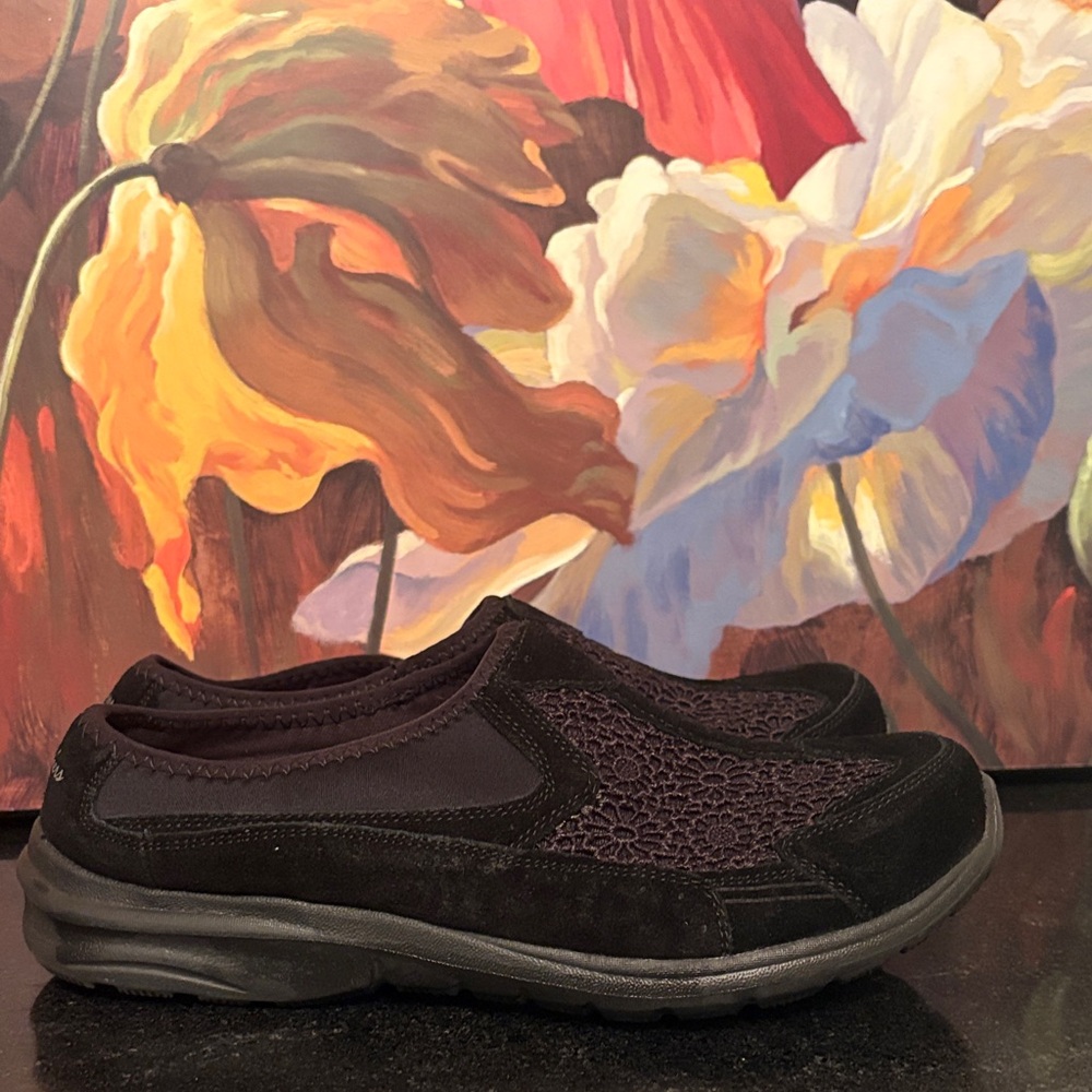NWOT Relaxed fit memory foam LEATHER Lace-Detail Slip-On Comfort Sneakers